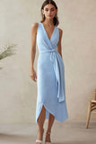 Robe de travail asymétrique en satin bleu ciel à col en V