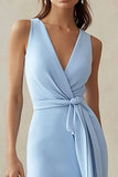 Robe de travail asymétrique en satin bleu ciel à col en V