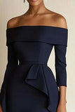 Robe de travail courte en satin marine à épaules dénudées