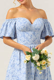 Robe de demoiselle d’honneur bleue à épaules dénudées avec manches à volants