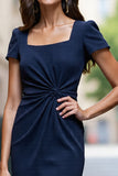 Robe de travail midi moulante froncée en satin bleu marine avec fente