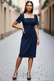 Robe de travail mi-longue en satin à col carré froncé bleu marine