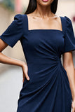 Robe de travail mi-longue en satin à col carré froncé bleu marine
