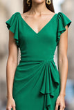 Robe de travail midi moulante en V froncée en satin vert avec drapé