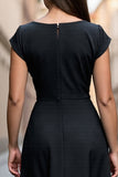 Robe de travail mi-longue en satin noir à col en V