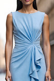Robe de travail midi froncée en satin bleu ciel avec volants