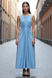 Robe longue de travail en satin bleu ciel froncée