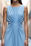Robe longue de travail en satin bleu ciel froncée