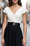 Robe de travail à col en V avec ceinture en satin midi ivoire et noir
