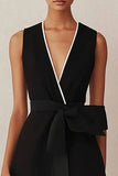 A Line Robe de travail longue en satin noir à col en V avec ceinture