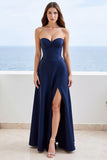 Robe longue formelle en satin bleu marine avec fente
