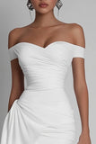 Robe courte moulante blanche de graduation avec ceinture
