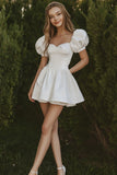 Robe courte de graduation en satin blanc à manches bouffantes