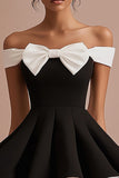 Robe courte noire de graduation avec noeud