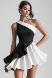 Robe courte de graduation en satin noir et blanc à une épaule