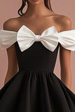 Robe courte de graduation en satin noir avec noeud