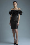 Robe de cocktail moulante en satin noir à volants