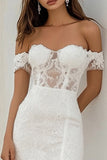 Robe de mariée en dentelle blanche à épaules dénudées avec fente