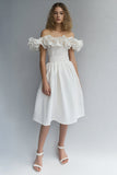 Robe blanche à volants à épaules dénudées