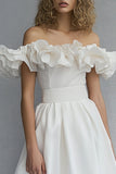 Robe blanche à volants à épaules dénudées