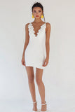 Robe moulante à volants en satin blanc