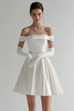 Robe blanche en satin à épaules dénudées