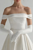 Robe blanche en satin à épaules dénudées