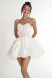 Robe de graduation blanche sans bretelles en dentelle appliquée à une ligne