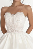 Robe de graduation blanche sans bretelles en dentelle appliquée à une ligne
