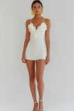 Robe moulante à volants en satin blanc