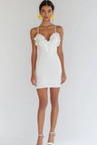 Robe moulante blanche à volants en satin