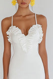Robe moulante blanche à volants en satin