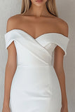 Robe moulante en satin blanc à épaules dénudées