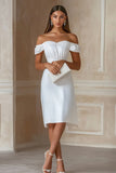 Petite robe fourreau en satin blanc à épaules dénudées
