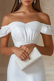 Petite robe fourreau en satin blanc à épaules dénudées