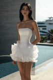 Élégante robe blanche sans bretelles