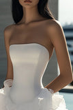 Élégante robe blanche sans bretelles