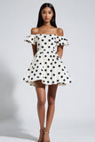 Mini robe blanche à pois noirs à épaules dénudées