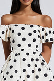 Mini robe blanche à pois noirs à épaules dénudées