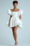 Une ligne à manches bouffantes petite robe blanche