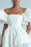 Une ligne à manches bouffantes petite robe blanche