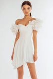 Robe asymétrique ivoire à volants à épaules dénudées