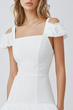 Col Carré Une Petite Robe Blanche Trapèze