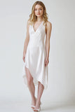 Robe blanche asymétrique à col en V