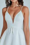Petite robe blanche simple à bretelles spaghetti et coupe trapèze