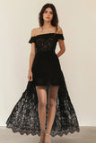 Robe de cocktail haute basse en dentelle noire à épaules dénudées