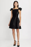 Simple Une Ligne Satin Petite Robe Noire avec Noeud