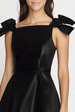 Simple Une Ligne Satin Petite Robe Noire avec Noeud