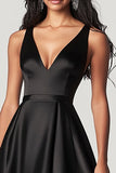 Robe cravate noire en satin à col en V