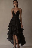 Une robe à cravate noire à col en V avec volants